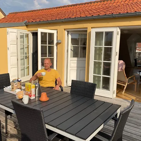 Apartment Unikt Pa Torvet; Byliv Og Rolig Sol-altan. *
