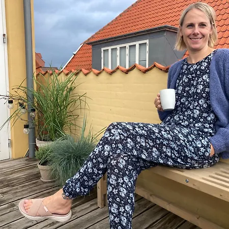 Unikt Pa Torvet; Byliv Og Rolig Sol-altan. Skagen