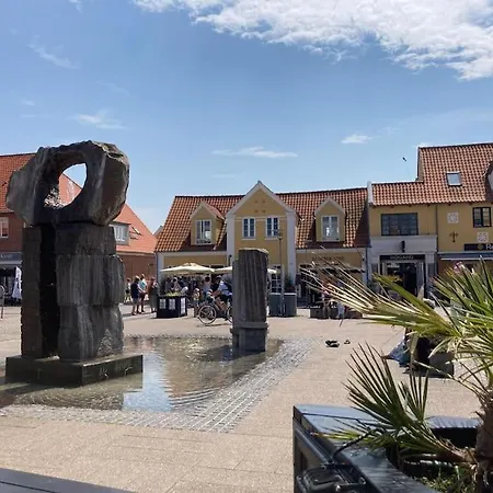 Unikt Pa Torvet; Byliv Og Rolig Sol-altan. *