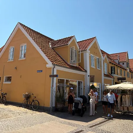 Unikt Pa Torvet; Byliv Og Rolig Sol-altan. スケーエン